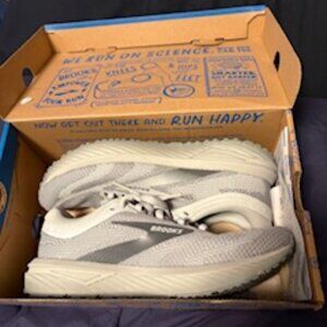 WOMEN'S BROOKS REVEL 7, GRAY, SIZE 8